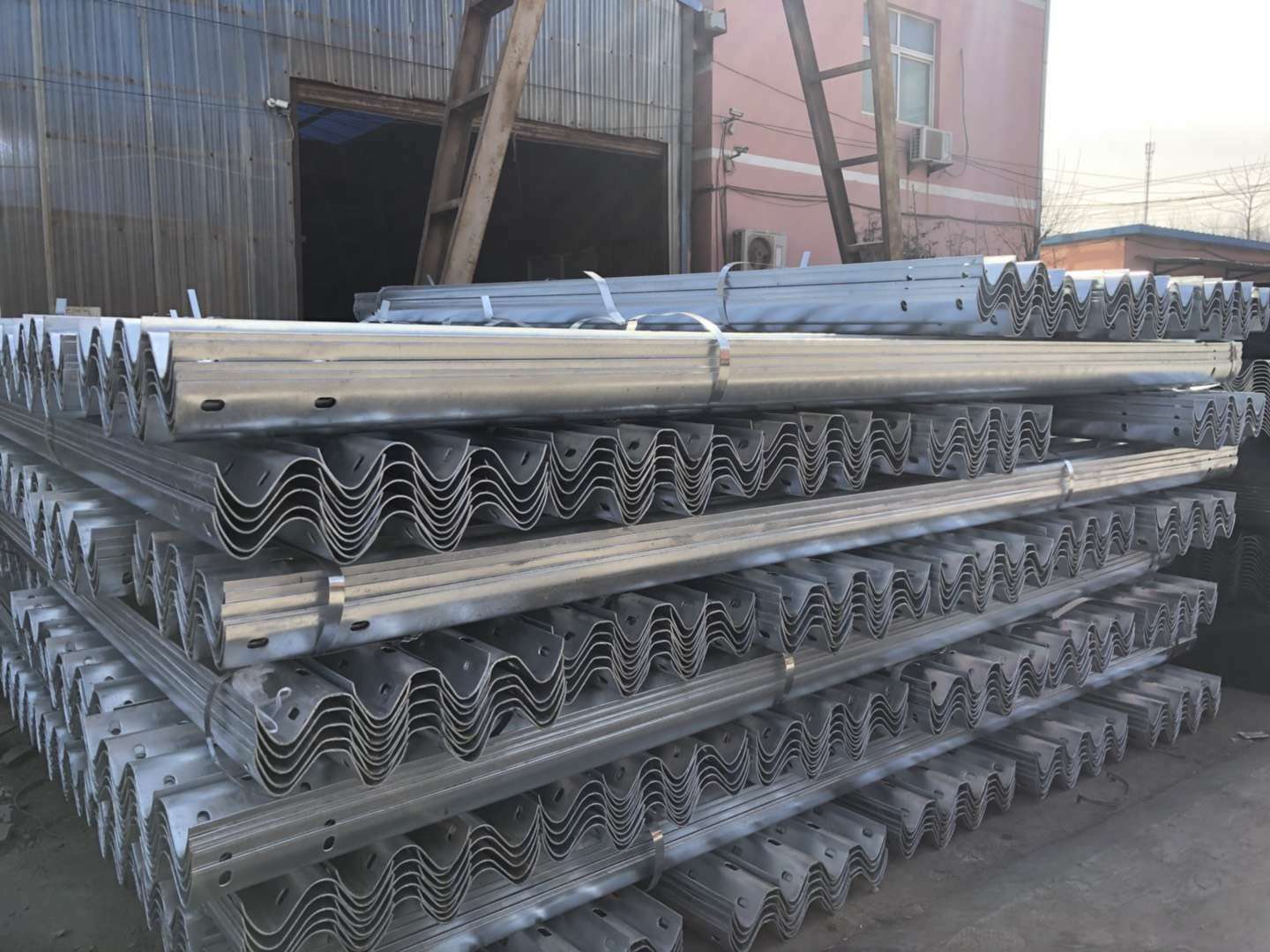 ���λ���